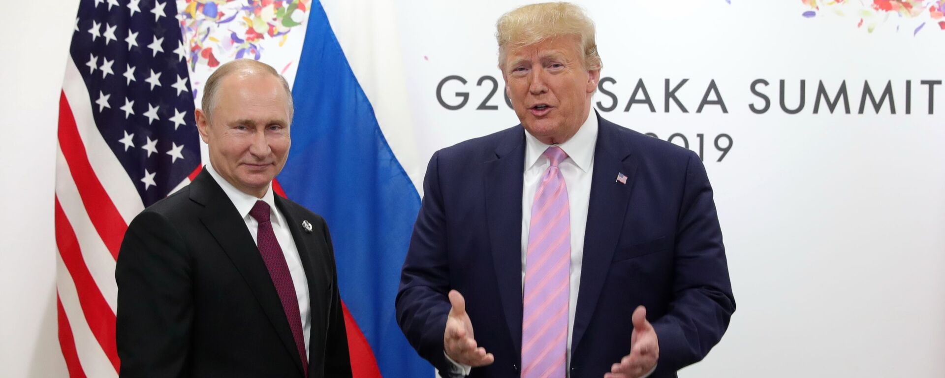 Президент РФ Владимир Путин и президент США Дональд Трамп (справа) во время беседы на полях саммита Группы двадцати в Осаке. - Sputnik Абхазия, 1920, 07.08.2025
