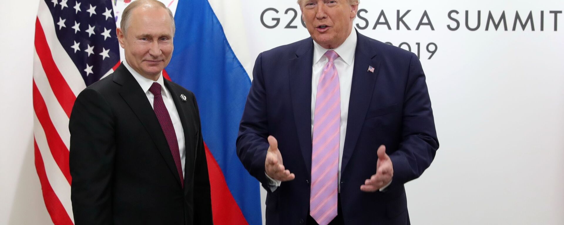 Президент РФ Владимир Путин и президент США Дональд Трамп (справа) во время беседы на полях саммита Группы двадцати в Осаке. - Sputnik Абхазия, 1920, 07.08.2025