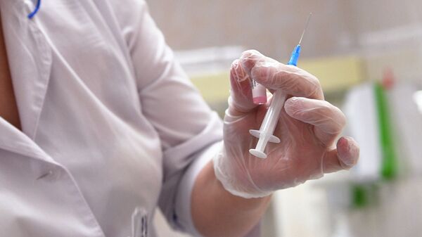 Медицинская сестра готовит шприц для прививки от кори в детской поликлинике в Москве - Sputnik Абхазия