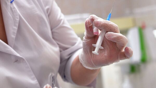 Медицинская сестра готовит шприц для прививки от кори в детской поликлинике в Москве - Sputnik Аҧсны