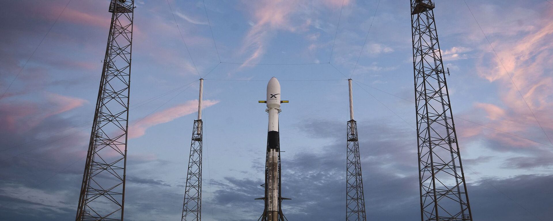 Falcon 9 за день до запланированного запуска 60 спутников Starlink, 14 мая 2019 года - Sputnik Абхазия, 1920, 26.12.2022