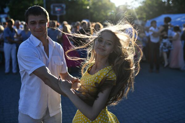 Молодые люди танцуют на общегородском балу на площади Нахимова в Севастополе - Sputnik Абхазия