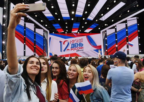 Девушки на праздничном концерте на Красной площади по случаю празднования Дня России - Sputnik Абхазия