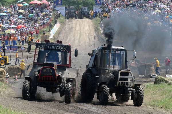Участники соревнований во время гонки на тракторах Бизон-Трек-Шоу в Ростовской области - Sputnik Абхазия