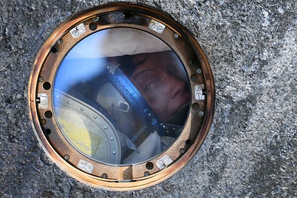Астронавт НАСА Энн МакКлейн после посадки спускаемого аппарата транспортного пилотируемого корабля Союз МС-11 с международным экипажем длительных экспедиций МКС-58/59 недалеко от города Жезказган в Казахстане - Sputnik Абхазия
