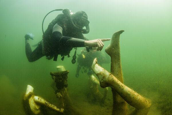 Дайверы плавают под водой в Константиновском карьере в Тверской области - Sputnik Абхазия