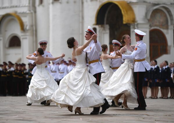 Курсанты суворовского военного училища танцуют вальс на церемонии вручения дипломов выпускникам военных вузов на Соборной площади Кремля - Sputnik Абхазия