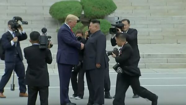 Трамп и Ким Чен Ын пожали друг другу руки на границе КНДР и Южной Кореи — видео - Sputnik Абхазия