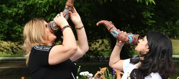 Девушки на абхазском фестивале Апсны в парке Красная Пресня в Москве. - Sputnik Абхазия