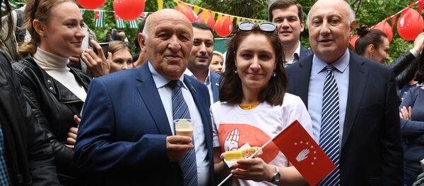 Посол Абхазии в России Игорь Ахба (справа) и спикер Народного собрания-парламента Республики Абхазия Валерий Кварчия (слева) на абхазском фестивале Апсны в парке Красная Пресня в Москве. Посол Абхазии в России Игорь Ахба (справа) и спикер Народного собрания-парламента Республики Абхазия Валерий Кварчия (слева) на абхазском фестивале Апсны в парке Красная Пресня в Москве. - Sputnik Абхазия