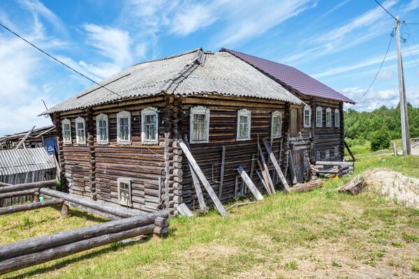 Старинный жилой деревянный дом в деревне Пяльма Пудожского района Республики Карелии - Sputnik Абхазия