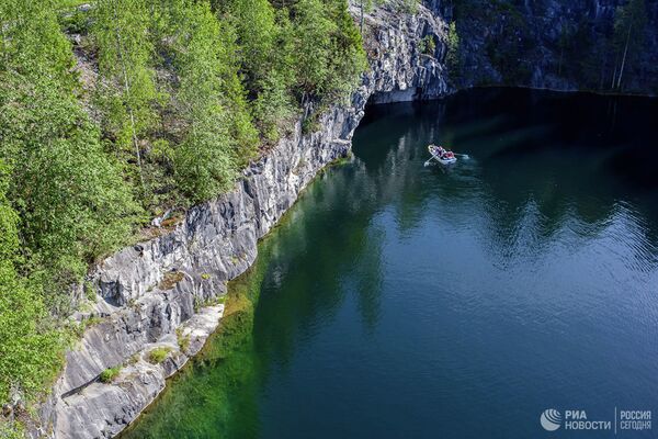 Летом в горном парке можно поплавать на лодках по Мраморному озеру. - Sputnik Абхазия