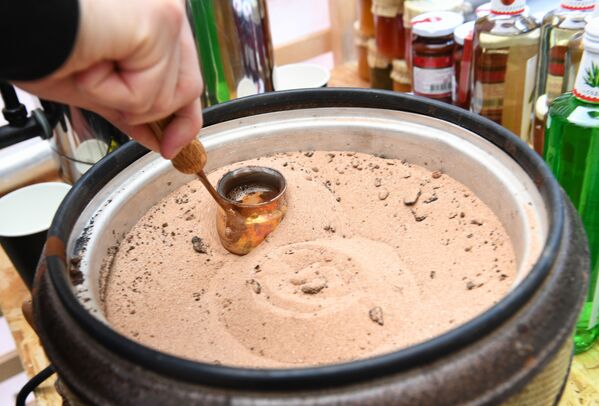 Приготовление кофе в турке на песке на абхазском фестивале Апсны в парке Красная Пресня в Москве. - Sputnik Аҧсны