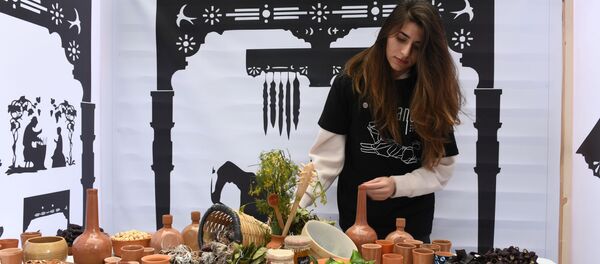 Девушка на абхазском фестивале Апсны в парке Красная Пресня в Москве. Девушка на абхазском фестивале Апсны в парке Красная Пресня в Москве. - Sputnik Абхазия