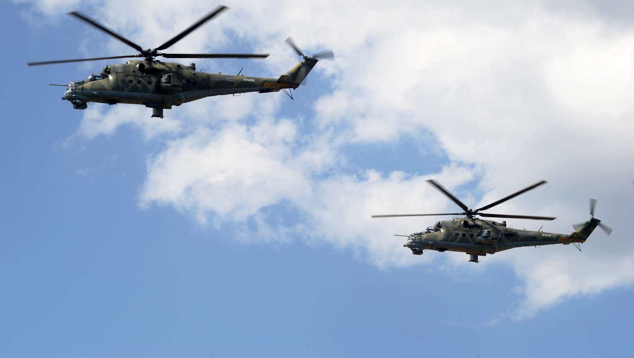 Вертолет перебрасывал отряд. Ми-24п-1м Макс-2019. Ударный вертолёт ми-24. Вертолет "ми-24а". Пилот вертолета в Сирии.