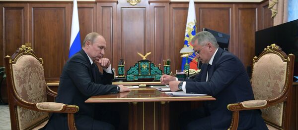 Президент РФ В. Путин встретился с министром обороны РФ C. Шойгу Президент РФ В. Путин встретился с министром обороны РФ C. Шойгу - Sputnik Абхазия