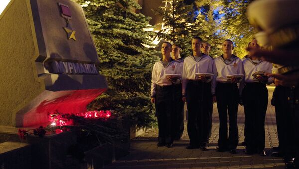 Жители Севастополя несут цветы в память о погибших подводниках к стеле Мурманска - Sputnik Абхазия