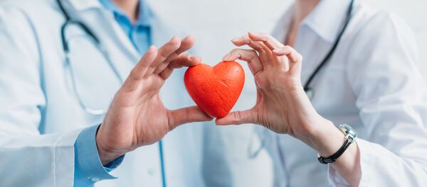 Доктора держат резиновое сердце  Доктора держат резиновое сердце  - Sputnik Абхазия