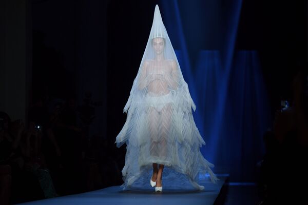 Модель представляет творение дизайнера Жана Поля Готье на Неделе высокой моды в Париже - Sputnik Абхазия