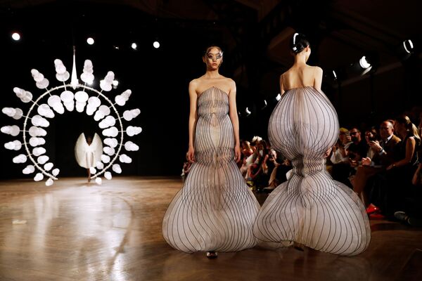Модели в творениях Ирис ван Херпен на Неделе высокой моды в Париже - Sputnik Абхазия