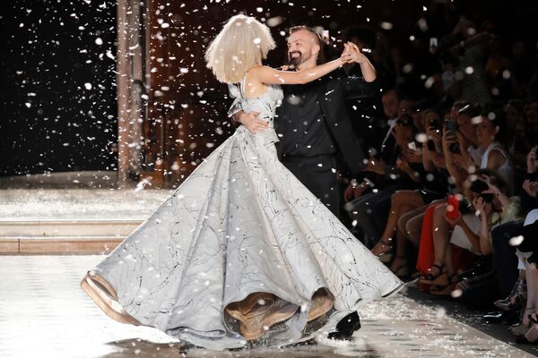 Французский модельер Жюльен Фурнье танцует с моделью на финальном выходе показа его женской коллекции сезона осень/зима 2019/2020 на Неделе высокой моды в Париже - Sputnik Абхазия