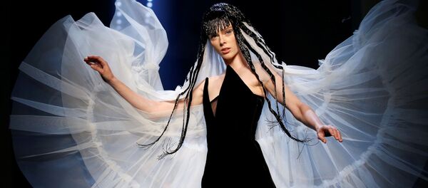 Супермодель Коко Роша демонстрирует платье из новой коллекции Jean Paul Gaultier на подиуме в Париже, Франция Супермодель Коко Роша демонстрирует платье из новой коллекции Jean Paul Gaultier на подиуме в Париже, Франция - Sputnik Абхазия