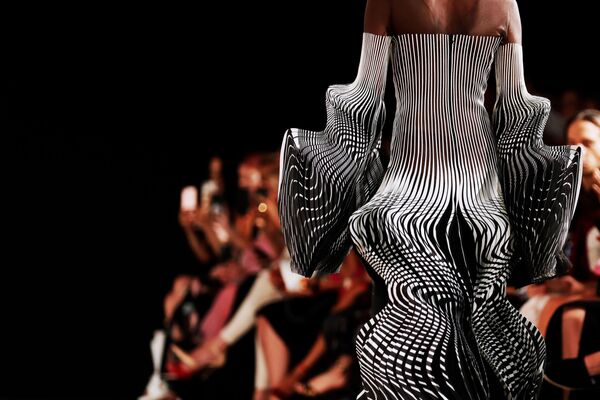 Модель демонстрирует платье из новой коллекции  Iris van Herpen на подиуме в Париже, Франция - Sputnik Абхазия