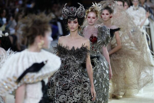Модели демонстрируют платья из новой коллекции Guo Pei  на подиуме в Париже, Франция - Sputnik Абхазия
