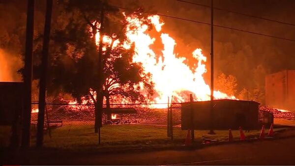 Стоп-кадр из видео пожара на складе бурбона Jim Beam в американском штате Кентукки  - Sputnik Абхазия