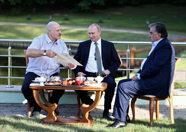 Президент РФ Владимир Путин, президент Таджикистана Эмомали Рахмон во время неформальной встречи в резиденции в Минске - Sputnik Абхазия