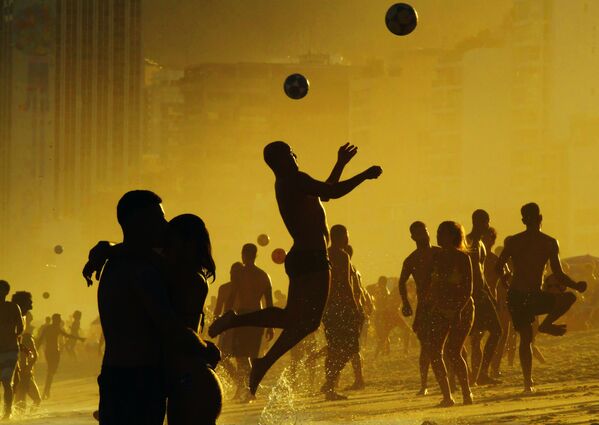 Отдыхающие играют в футбол на пляже Рио-де-Жанейро, Бразилия - Sputnik Абхазия