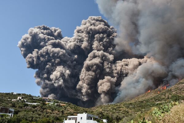 Извержение вулкана Стромболи в Италии  - Sputnik Абхазия