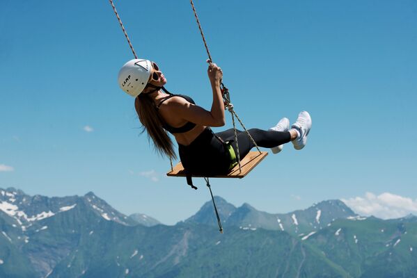 Девушка катается на тарзанке на горнолыжном курорте Роза Хутор в Сочи - Sputnik Абхазия