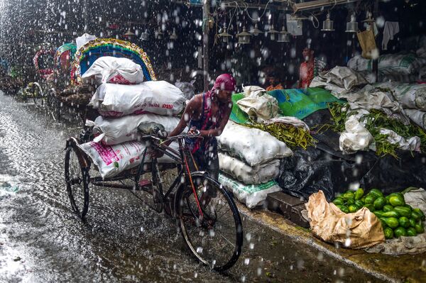 Рикша под дождем в Дакке, Бангладеш - Sputnik Абхазия