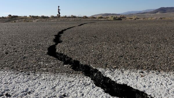 Трещина в земле, образовавшаяся в результате землетрясения, Калифорния, США - Sputnik Абхазия