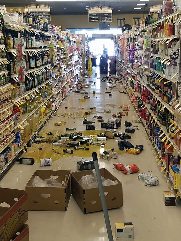 Разбросанные товары в магазине на озере Изабелла после землетрясения силой 6,4 балла в Южной Калифорнии - Sputnik Абхазия