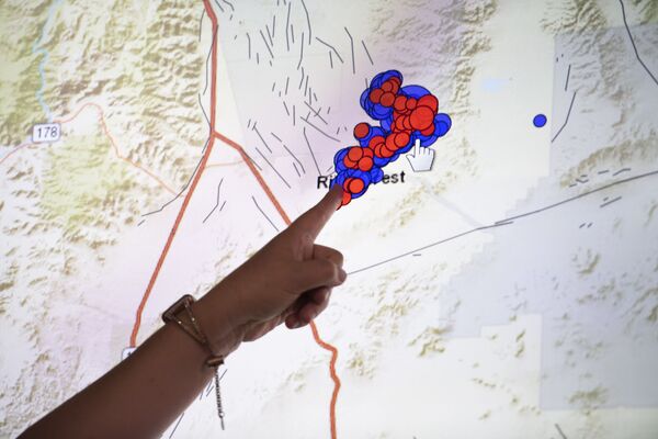 Сейсмолог показывает на карте область землетрясения в Южной Калифорнии  - Sputnik Абхазия