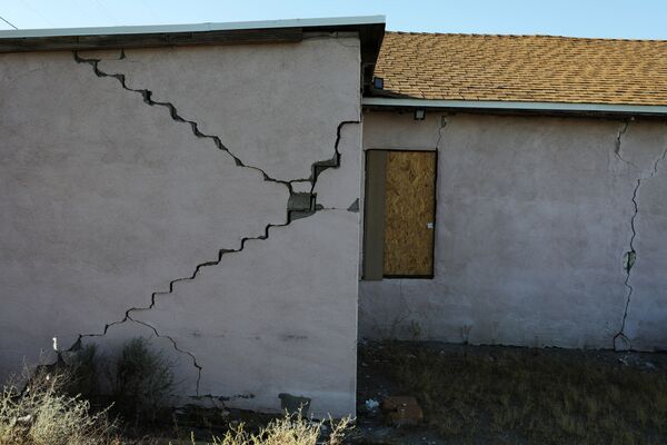 Трещина в доме, пострадавшего в результате сильнейшего за последние 25 лет землетрясения в Калифорнии, США - Sputnik Абхазия