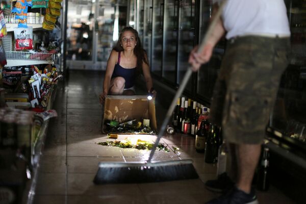 Kaitlin Alexander убирает разбитые бутылки в супермаркете после сильнейшего за последние 25 лет землетрясения в Калифорнии, США - Sputnik Абхазия