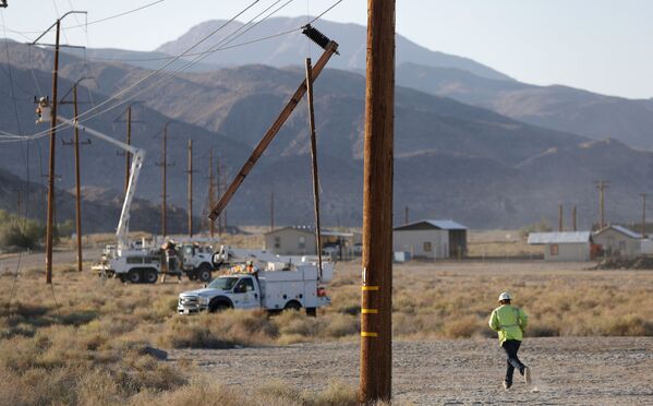Рабочие ремонтируют электрические столбы, поврежденные в результате сильнейшего за последние 25 лет землетрясения в Калифорнии, США - Sputnik Абхазия