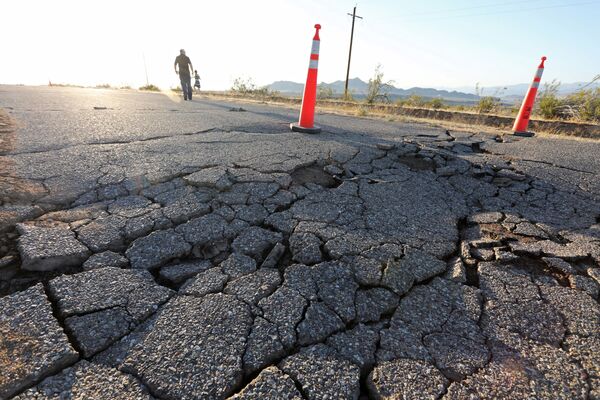Трещины, которые появились на шоссе после мощного землетрясения в Южной Калифорнии - Sputnik Абхазия