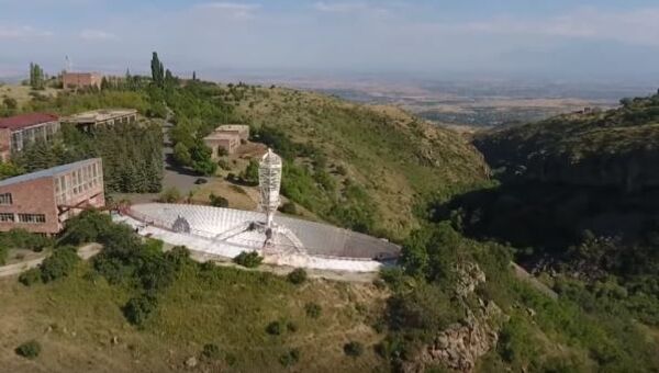 Заброшенный гигантский радиотелескоп советских времен спрятался в горах Армении - Sputnik Абхазия