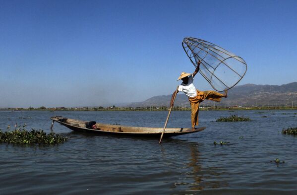 Рыбак из мьянманской провинции Иннта демонстрирует приемы ловли рыбы на озере Инле - Sputnik Абхазия
