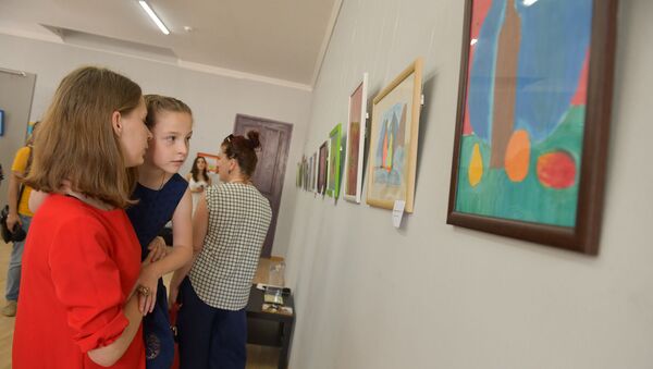 Благотворительная выставка-продажа рисунков подопечных КБФ Ашана  - Sputnik Абхазия