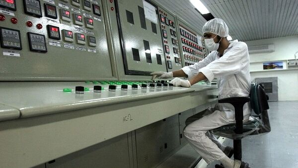 Иранский техник работает на предприятии по переработке урана. Архивное фото - Sputnik Абхазия