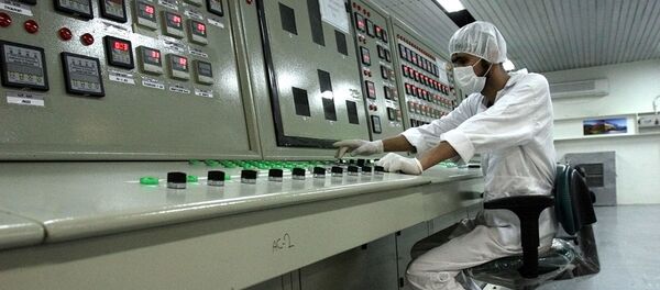 Иранский техник работает на предприятии по переработке урана. Архивное фото Иранский техник работает на предприятии по переработке урана. Архивное фото - Sputnik Абхазия