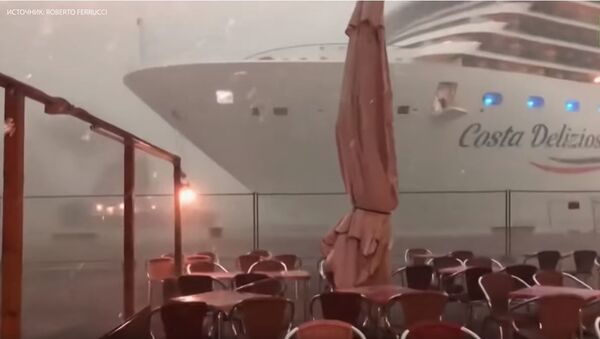 В Венеции круизный лайнер чуть не врезался в прибрежное кафе во время шторма - Sputnik Абхазия