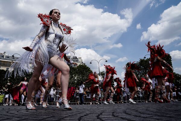 Участники Tropical Carnival в Париже  - Sputnik Абхазия