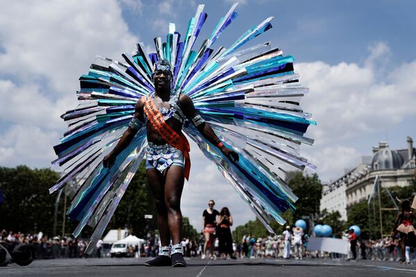 Участник Tropical Carnival в Париже  - Sputnik Абхазия