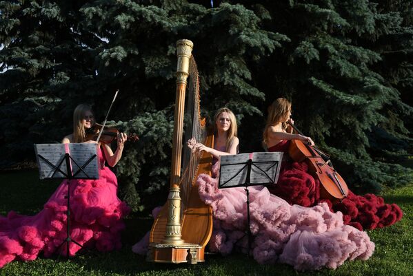 Музыкальное трио на гала-открытии фестиваля садов и цветов Moscow Flower Show в парке искусств Музеон - Sputnik Абхазия